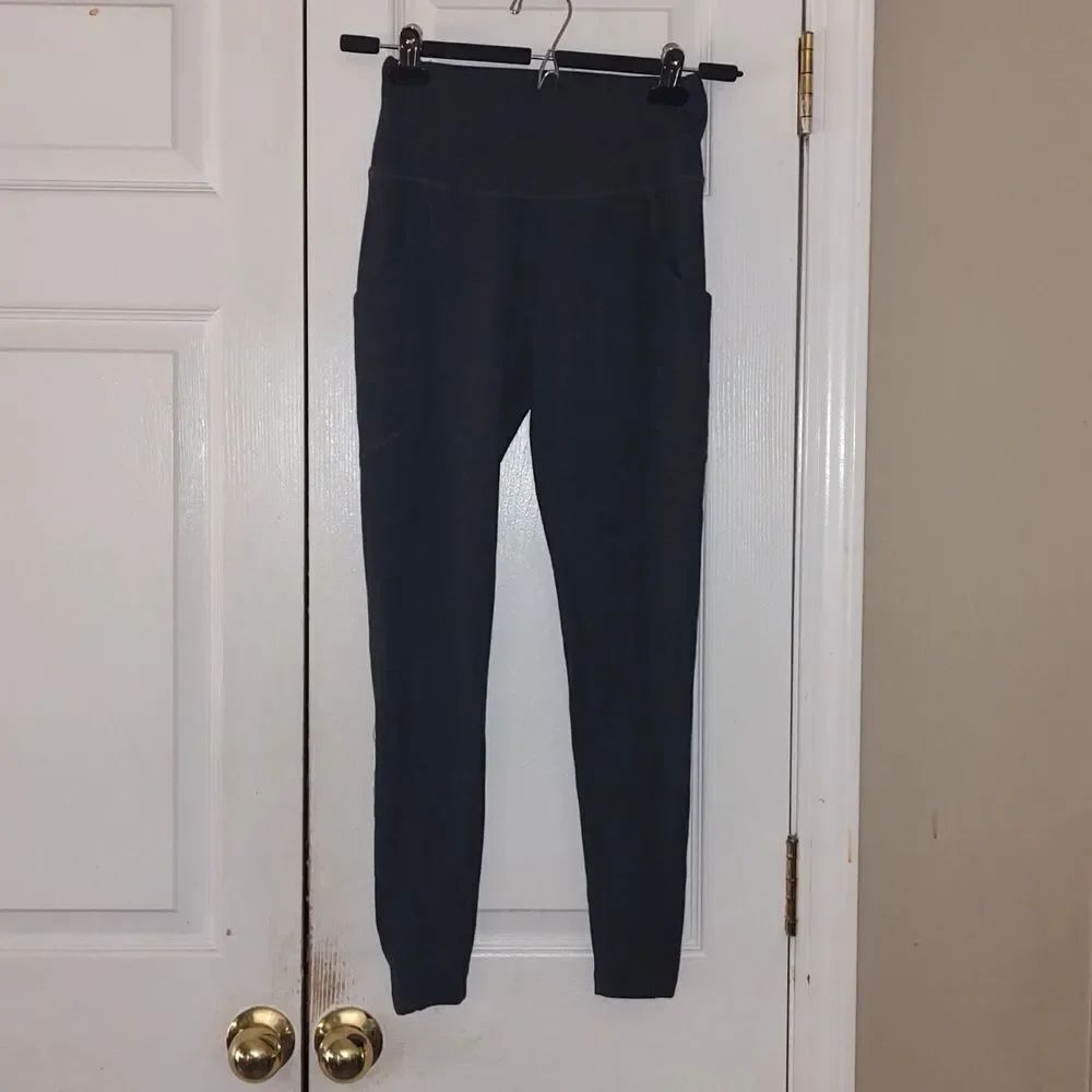 Zenana Outfitters gray cell pocket stretch leggings Sz S